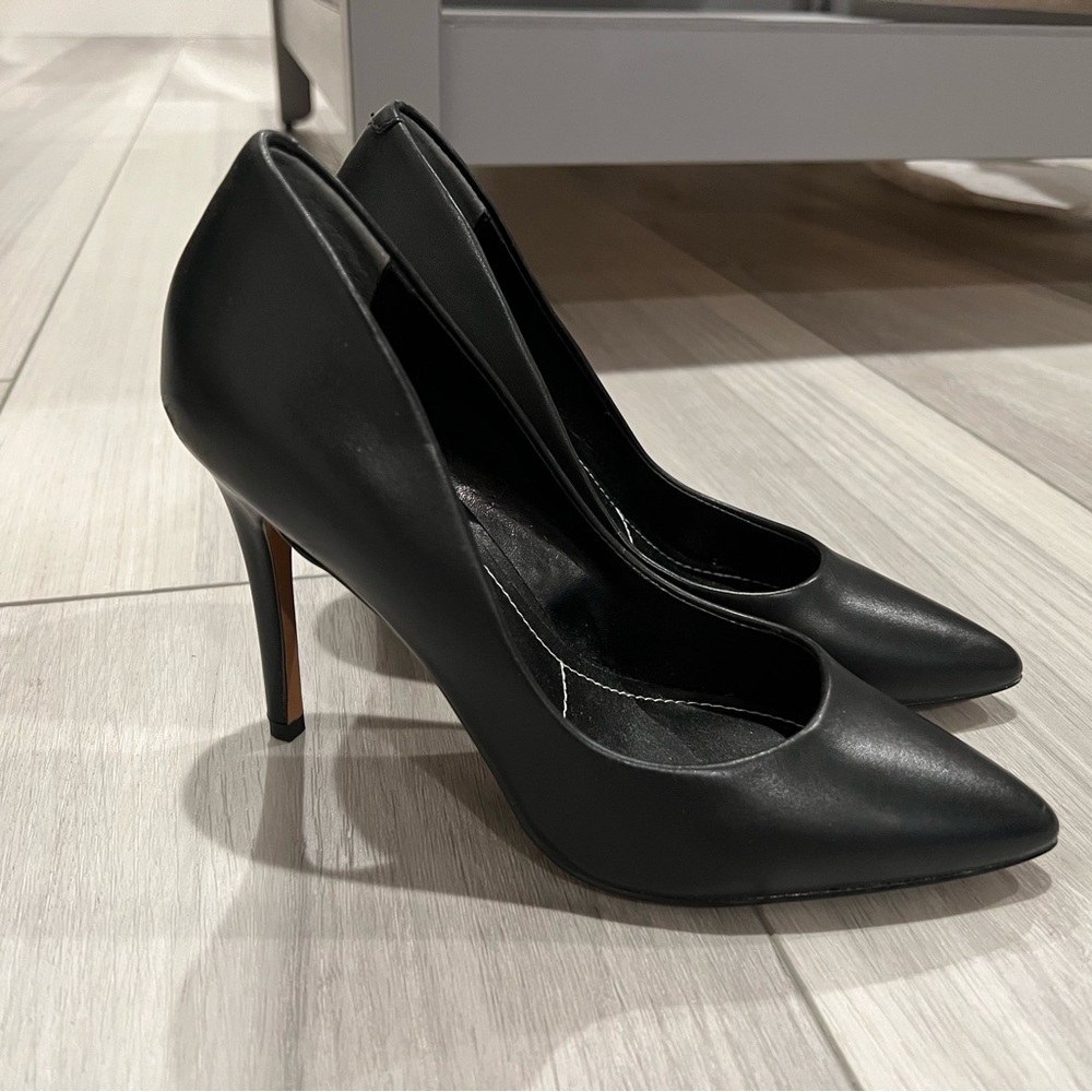 Charles by Charles Davis black leather heels size 6